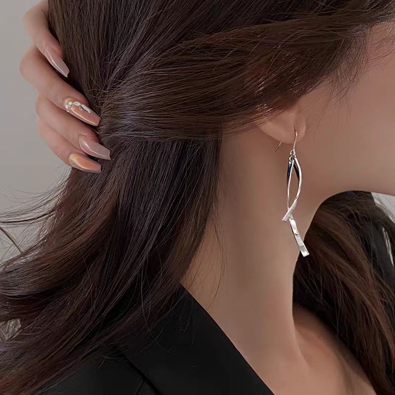 Minimalist line tassel earrings, a new trend in 2025, with a niche design sense and a light luxury and high-end look details Picture