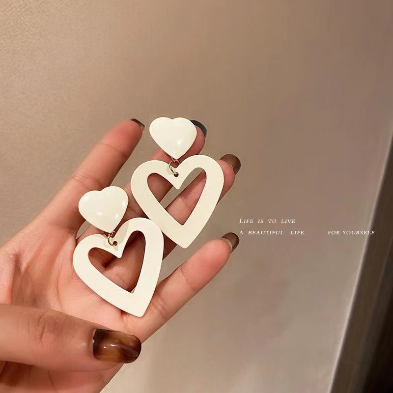 Exaggerated white heart-shaped earrings for women, a new trendy earpiece from 2025, a social media sensation on Instagram, with a cold and unique European and American style Application Scenario