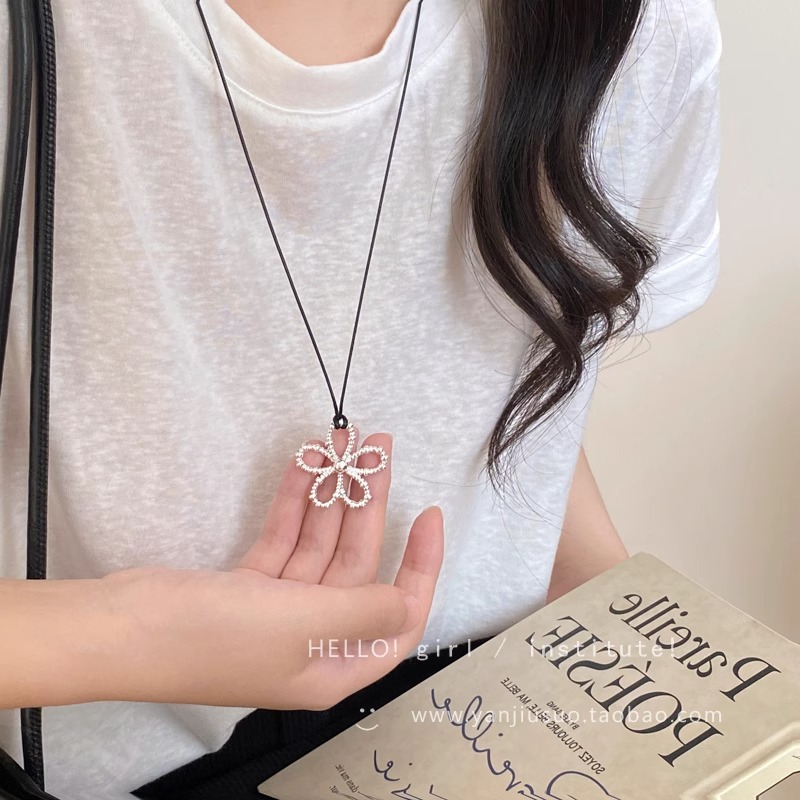 This Korean minimalist inS-style metal silver flower pendant necklace is a fashionable, versatile and high-end long necklace for women details Picture