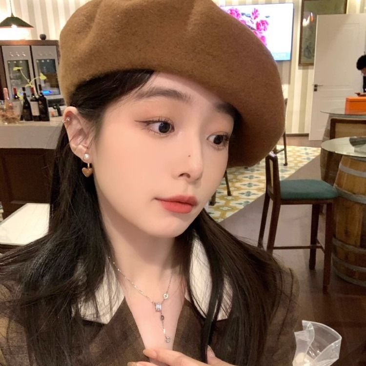 Autumn and winter Maillard color series ~ Stylish and versatile, high-end stud earrings, trendy and niche design retro earrings for women on Instagram Application Scenario