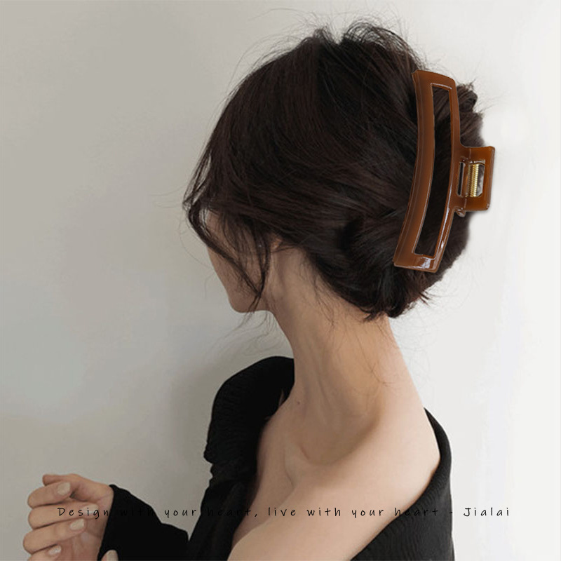 Acrylic matte square hair clips with a retro style, large female hair volume, high-end hair accessories, shark clips, extra-large size Application Scenario