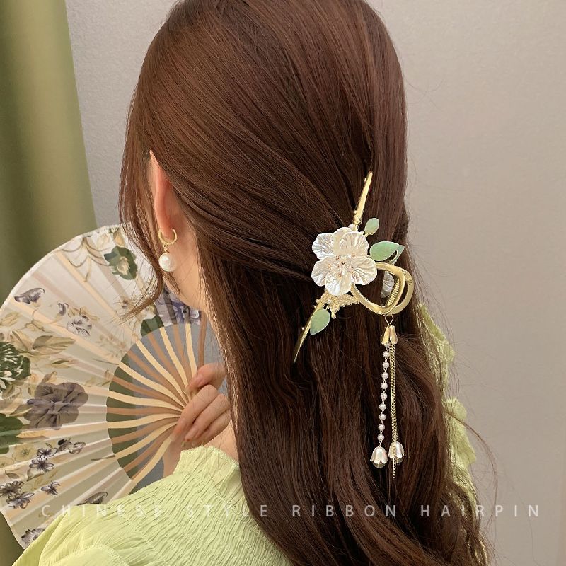 High-end camellia tassel hairpin for women, large Korean light luxury shark clip headpiece hairpin Application Scenario