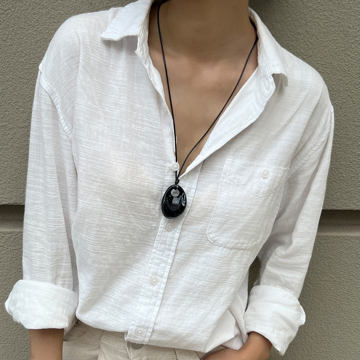 European and American cross-border jewelry, high-end, simple resin pendant necklace, personalized retro black rope adjustable collarbone chain Specification drawing