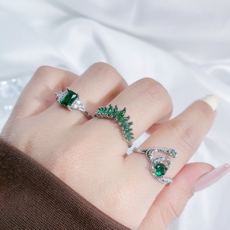 Retro snake-shaped green diamond fashionable and individual open ring, with a unique sense of sophistication and a sweet and cool style. It's an ins cold style ring Specification drawing