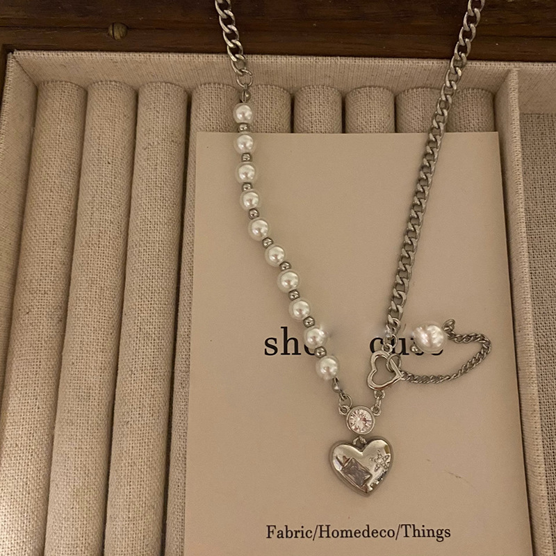 "Downton Princess" light luxury style, versatile heart-shaped pearl necklace, niche design sense collarbone chain necklace Application Scenario