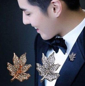 Z18 Yiwu Factory Direct sales of new Korean fashion and versatile full diamond maple leaf crystal brooches and brooches wholesale details Picture