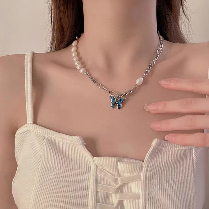 Butterfly pearl necklace, a niche design for women, fashionable and individual hip-hop collarbone chain, an Instagram cold style accessory full figure