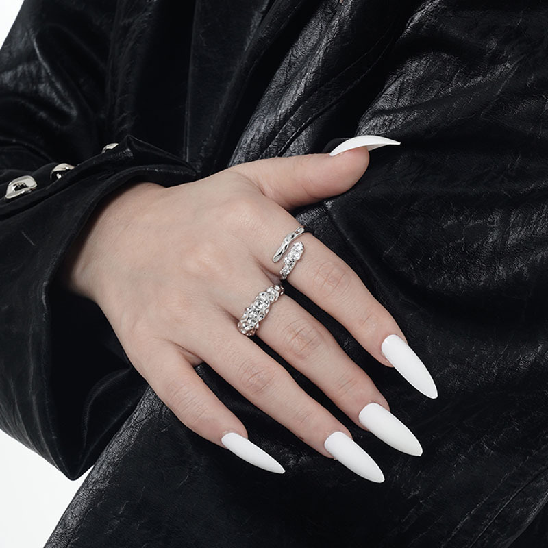 The moon surface texture pleated light luxury and niche design open ring, a trendy and individualistic punk food ring for women on Instagram Application Scenario
