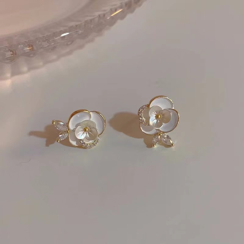 The new sweet and elegant floral stud earrings from 925 Japan and South Korea are a trendy, gentle and versatile design for women on Instagram. They are forest-themed earrings Application Scenario