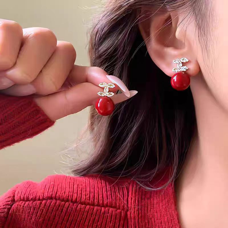 Xiaoxiangfeng Double C Pearl Stud Earrings for women, a unique and luxurious high-end look, are a new bestseller in 2025 full figure