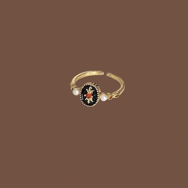 A light luxury style, versatile flower pearl ring, a French retro high-end design, and an open index finger ring full figure