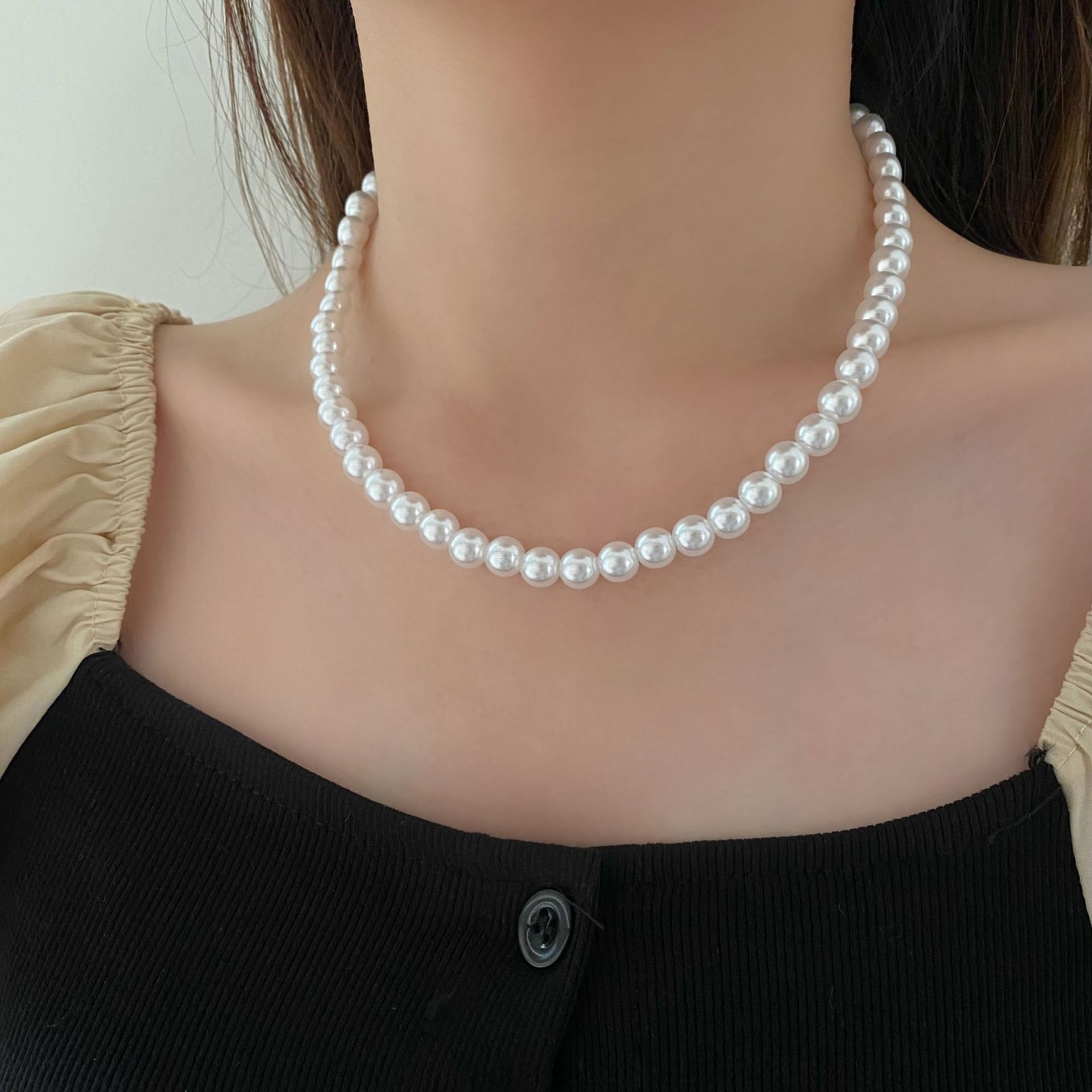 The small pearl necklace exudes a retro and light luxury vibe for women. The collarbone chain is a niche and elegant necklace with a simple design details Picture