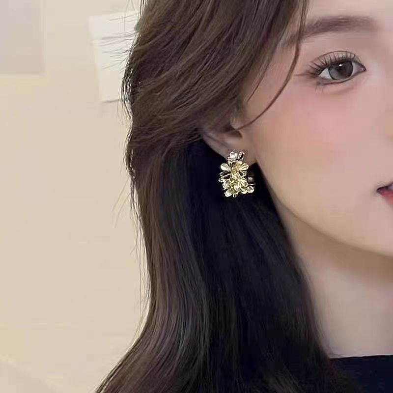 French metal flower C-ring earrings, with a retro and unique design sense and a cold style, are versatile stud earrings for autumn and winter Specification drawing