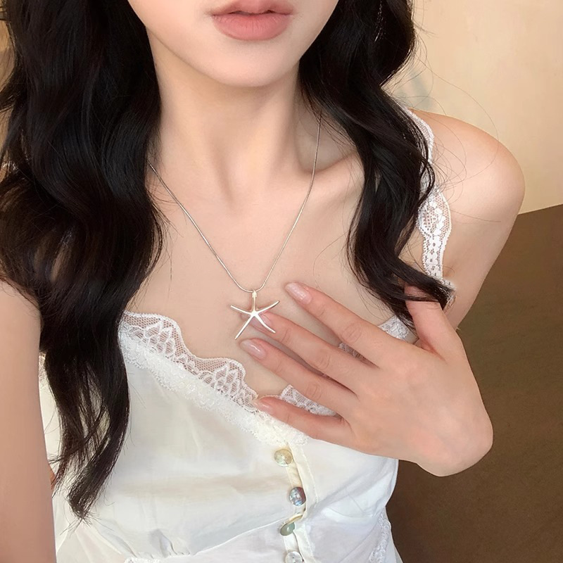 A simple silver three-dimensional small starfish pendant necklace with a unique design sense for women, fashionable and versatile collarbone chain Application Scenario