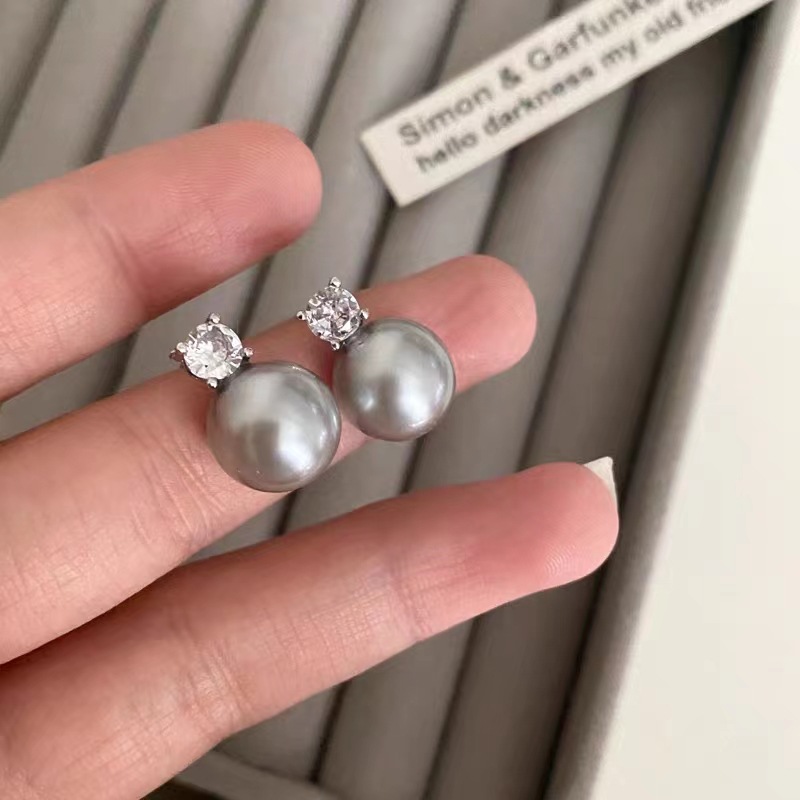 A single zirconia in a cold silver-gray color is so numerous. The grey pearl stud earrings are a niche, light luxury, and high-end design accessory for women Specification drawing
