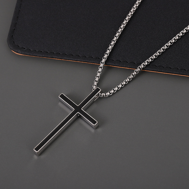 European and American cross-border trade titanium steel retro cross pendant, cool and individual hip-hop accessory necklace, collarbone chain accessory Specification drawing
