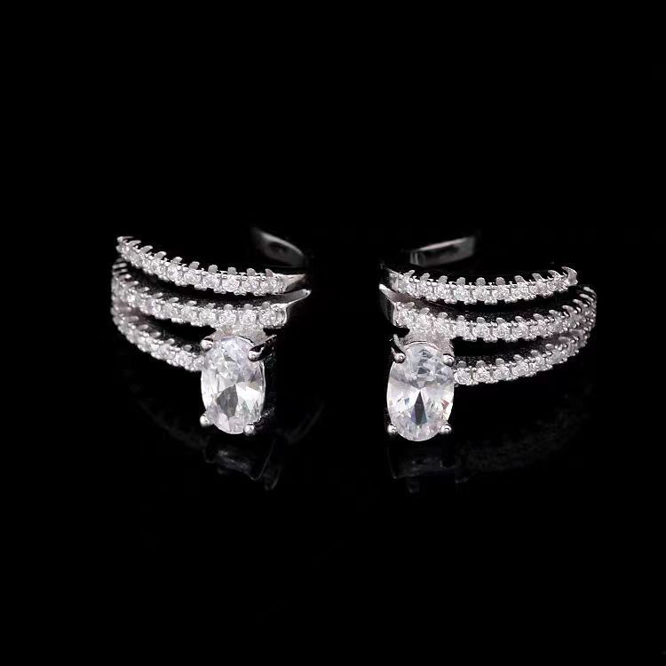 Elegant and light luxury earrings for women, 2025 new trendy ear bone ring, niche design, high-end and simple ear bone clip earrings Application Scenario
