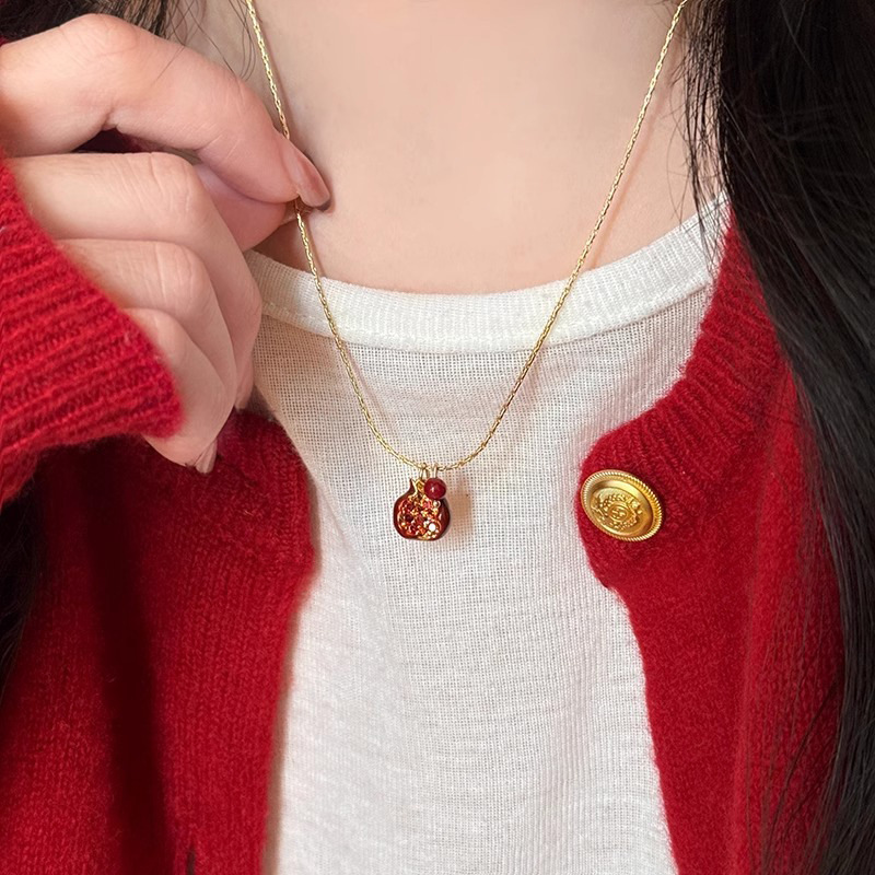 Pomegranate red retro versatile niche pomegranate pearl pendant necklace, elegant spring and summer collarbone chain on Instagram details Picture