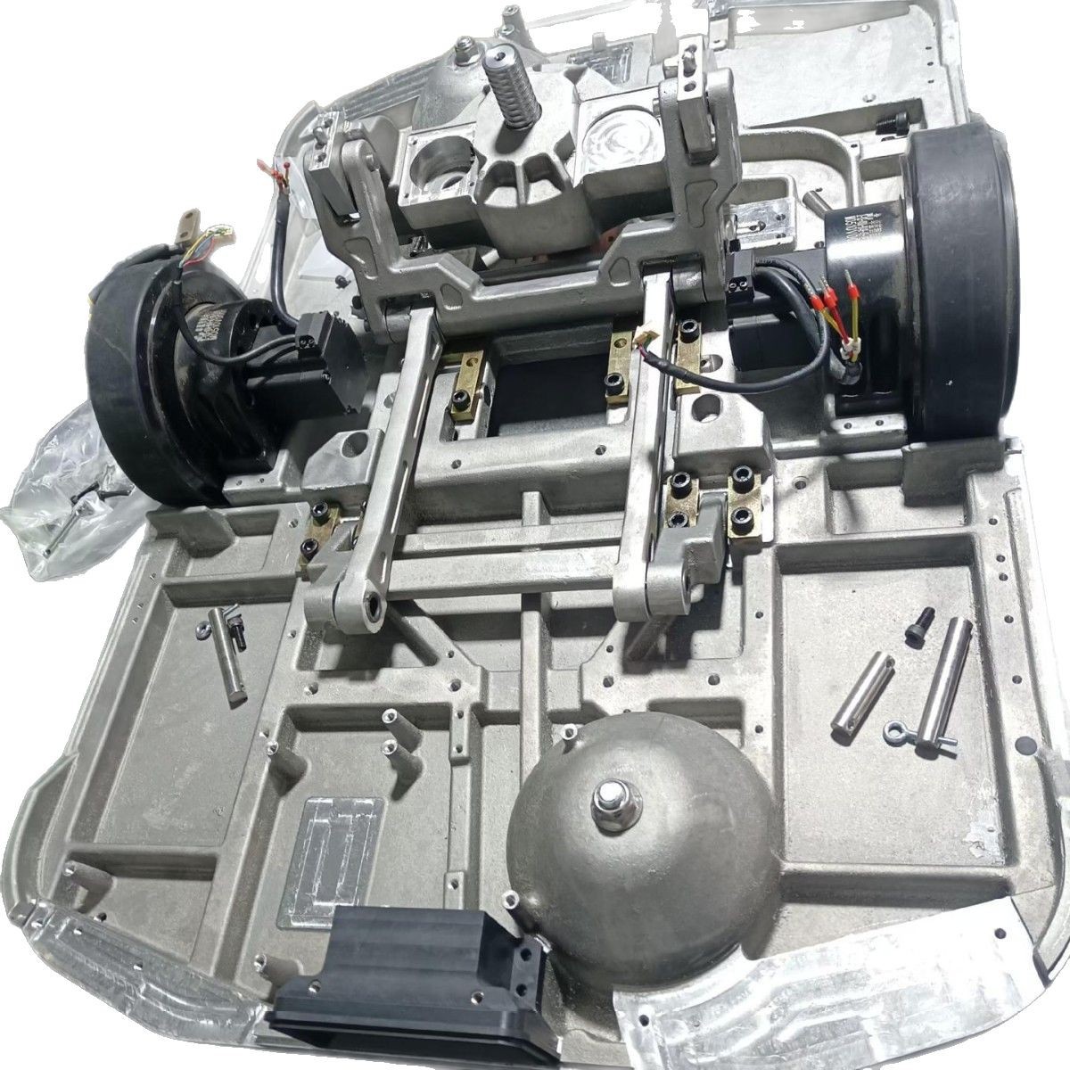 The AGV submersible lifting type material handling robot features an all-aluminum chassis, which is stable, lightweight and reliable, capable of withstanding 50 to 5,000 tons Item Picture