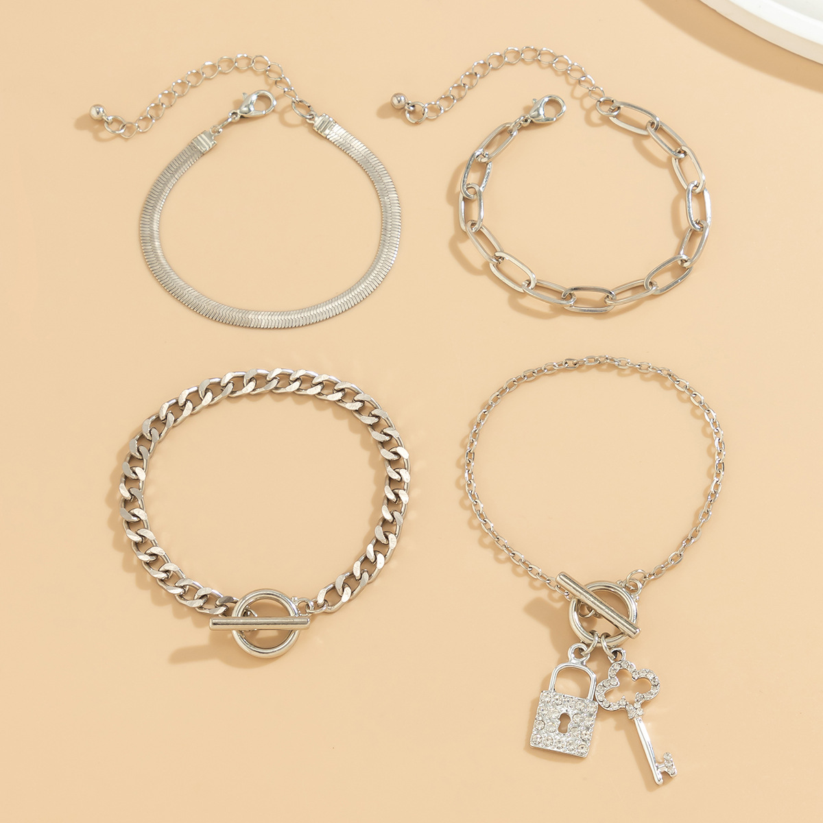 European and American cross-border jewelry, light luxury water diamond set, lock-shaped Bracelet, simple snake bone chain, retro key bracelet Application Scenario