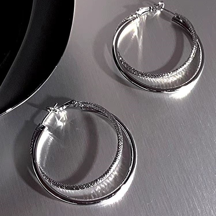 Simple and cold style double-ring large earrings, a new trendy ear accessory for women in 2025, elegant, high-end and grand. Stud earrings Specification drawing