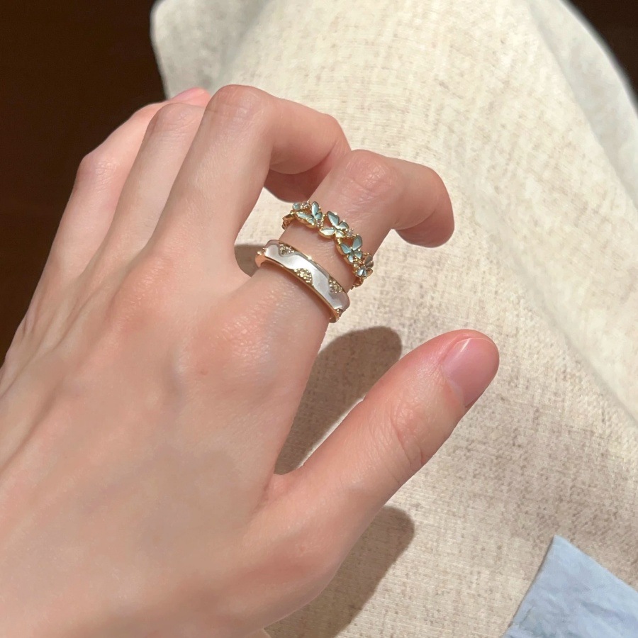 The new zircon drip glaze flower butterfly ring is a unique and light luxury index finger ring for women. It exudes a sense of sophistication and is a versatile ring trend Application Scenario