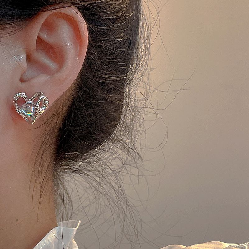 s925 Irregular heart-shaped metal stud earrings with a unique design sense, a new style for women in 2025, versatile and cool Application Scenario