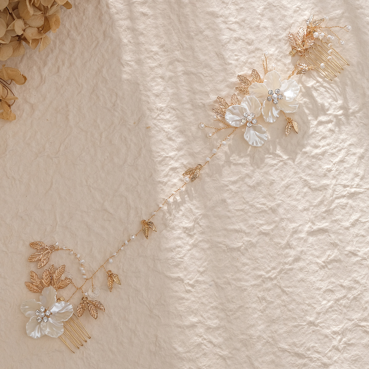 Cross-border exclusive Ebay bridal accessories, handcrafted shell and flower pairs, pearl and rhinestone inserts, European and American wedding headwear Application Scenario
