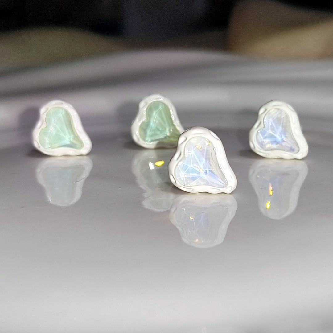 The new Korean version of the heart-shaped Aurora stud earrings for women in 2025 features a trendy, fresh, sweet, versatile and niche design full figure