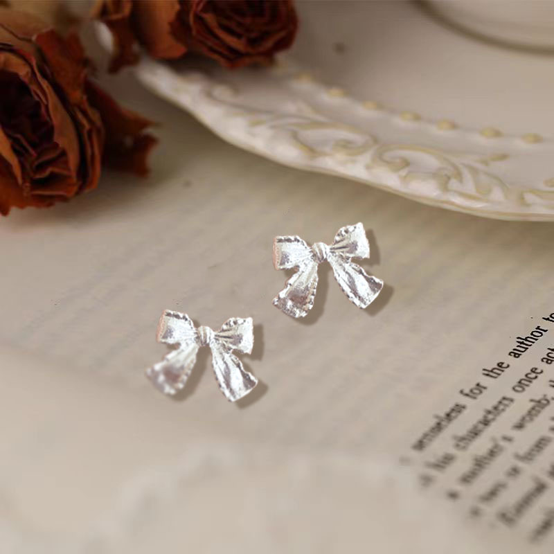 Japanese and Korean simple plain bow stud earrings for women 2025 new niche design, small and versatile commuter earrings Specification drawing