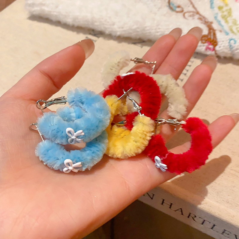 The autumn and winter plush bow ear rings exude a unique and high-end charm for women. The gentle earrings are a retro bestseller and a personalized accessory details Picture