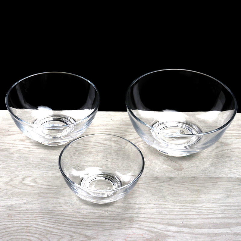 Household tableware: transparent glass noodle bowls, thickened salad bowls, food and fruit preservation bowls, and glass soup bowls full figure