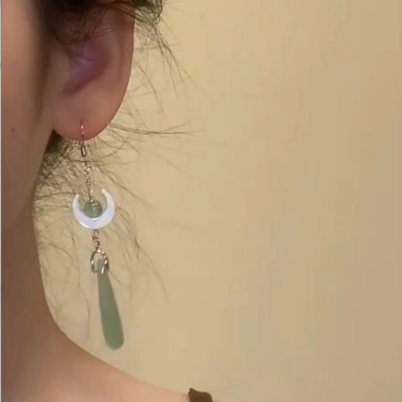 【 Moon Rises over the Sea 】 The same new Chinese-style anti-jade moon tassel earrings for women, a niche design with a national trend style Application Scenario