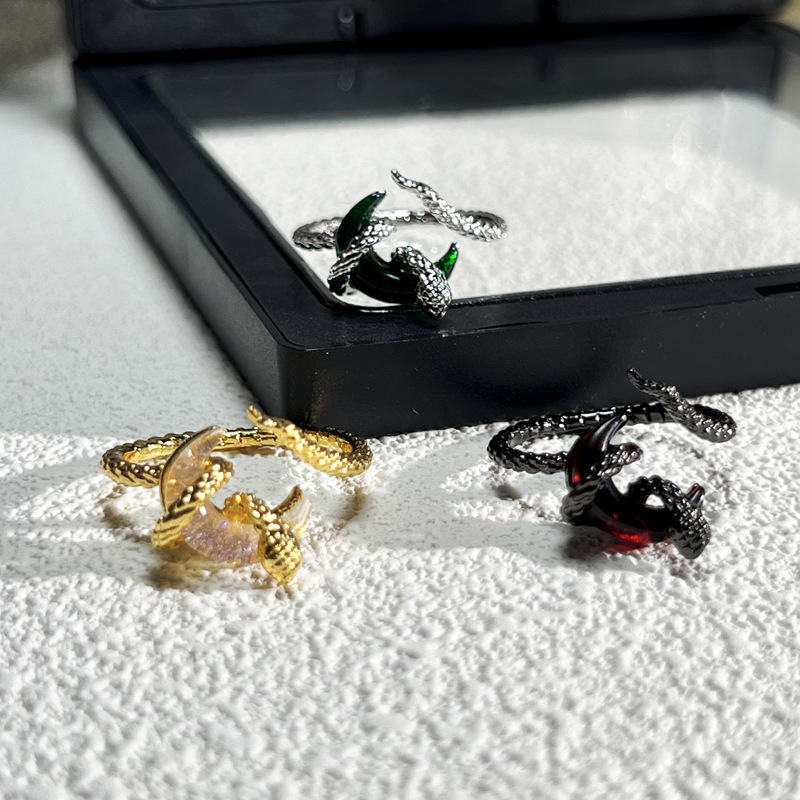 Original cold style entwined snake-shaped moon, high-end open ring, women's niche design, unique and fashionable ring full figure