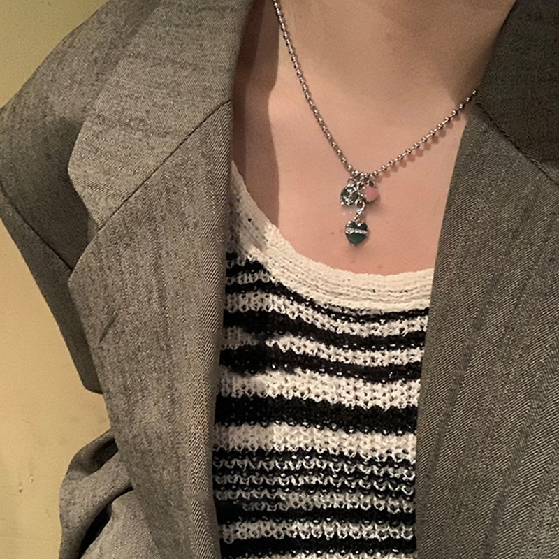 The new autumn and winter heart-shaped necklace is a simple and versatile accessory with a unique design for women. It features a collarbone chain and a sweet and cool hoodie chain details Picture