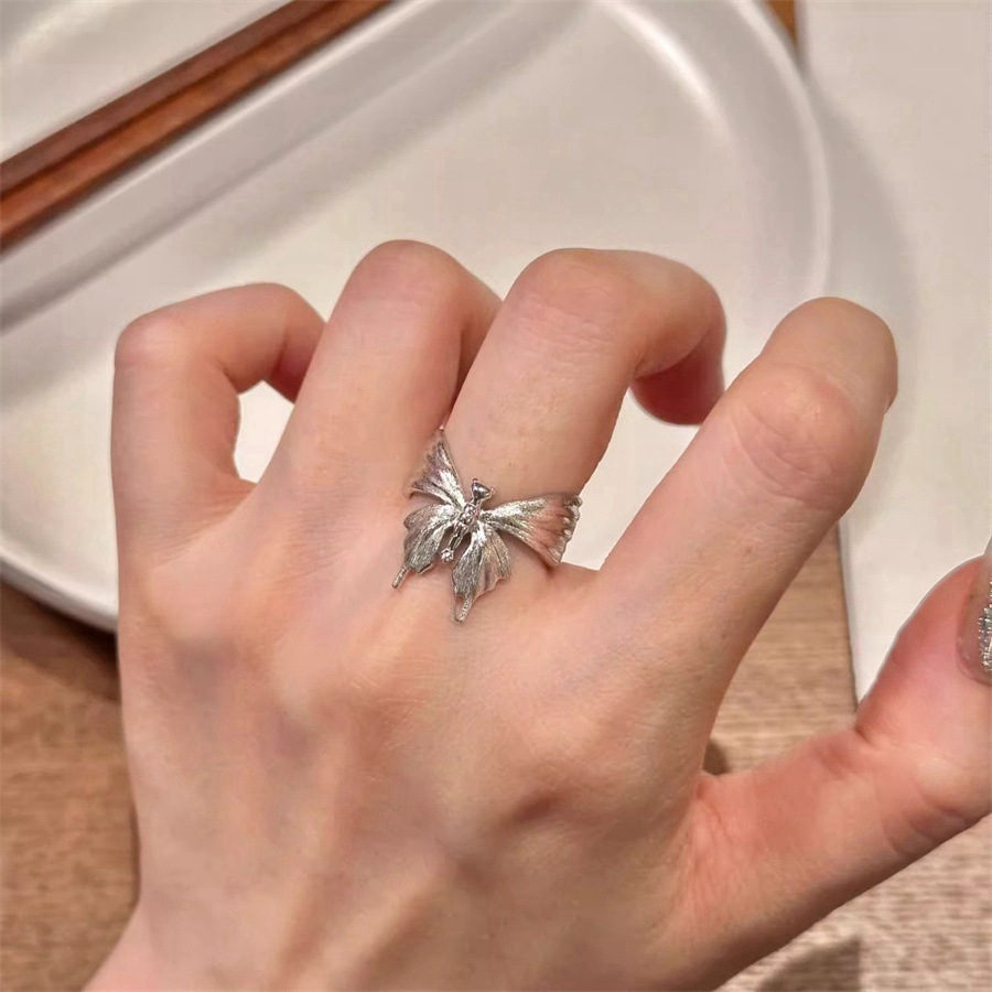 Exquisite retro brushed butterfly girl mid-style light luxury high-end index finger ring, fashionable and niche design open ring Application Scenario