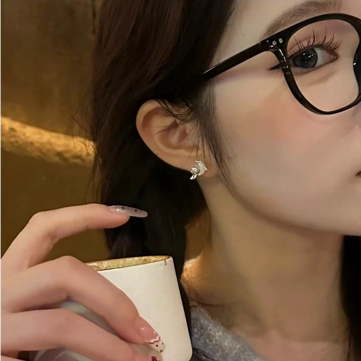 Exquisite and compact, with pearl conch stud earrings attached at the back, a new style for women in 2025, featuring a unique, light luxury and versatile everyday earrings Specification drawing