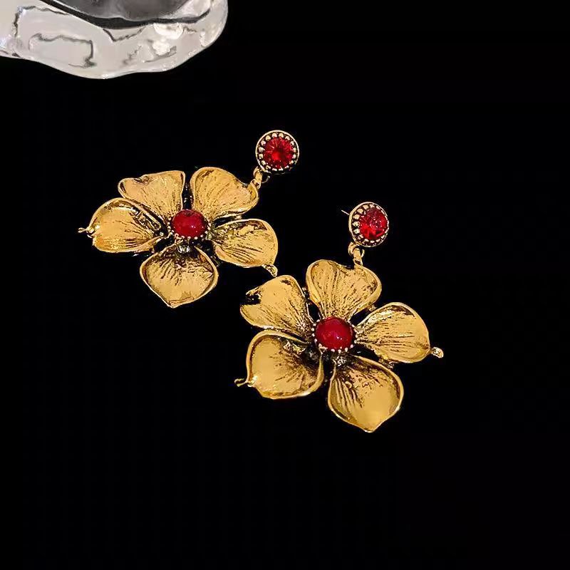 Wholesale of vintage vintage vintage earrings, light luxury, niche and high-end ear studs, French fashion earrings and accessories Specification drawing