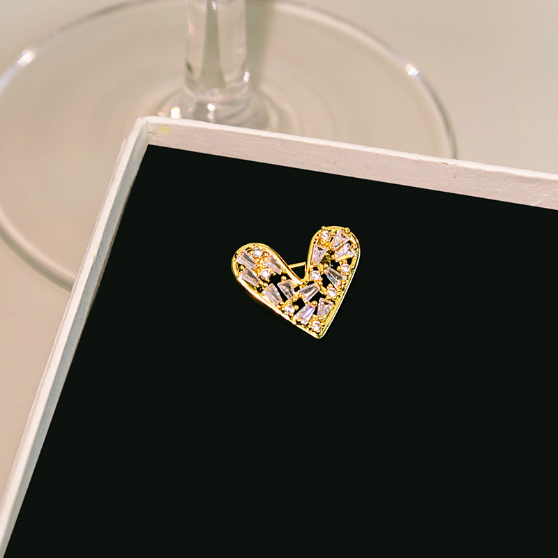 New heart-shaped brooch with anti-exposure clasp, a high-end and simple fixed dress for women, is a versatile and simple accessory Specification drawing
