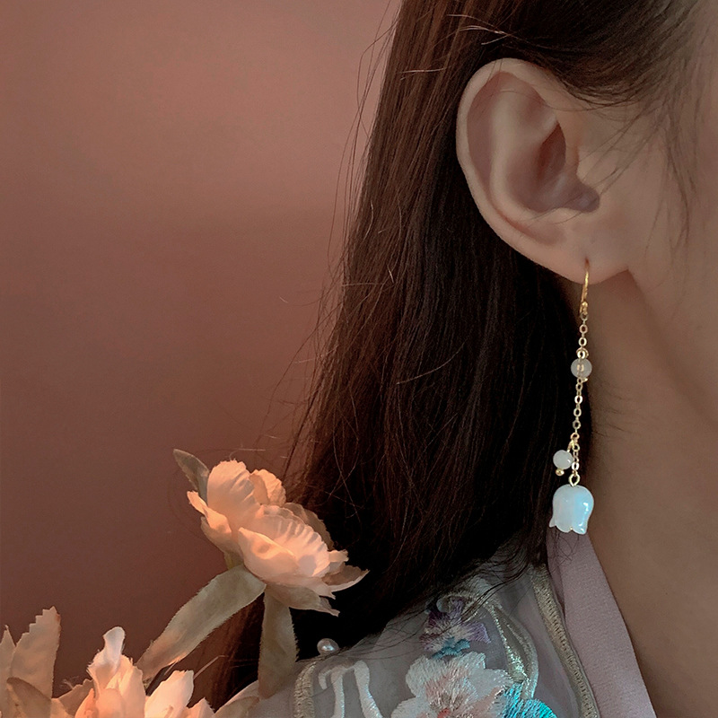 A niche retro high-end women's dress, the same style of ancient-style ethereal lily flower Hanfu earrings and long tassel ear loops as "Dream of the Hualu" Specification drawing