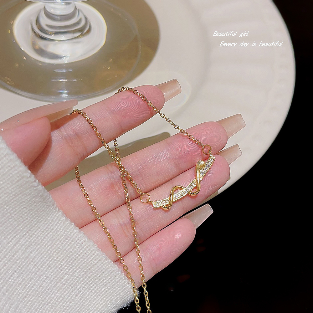 A new minimalist twist necklace in the cold style of Instagram for women, featuring a light luxury and niche design. It's a cute and versatile collarbone chain Application Scenario