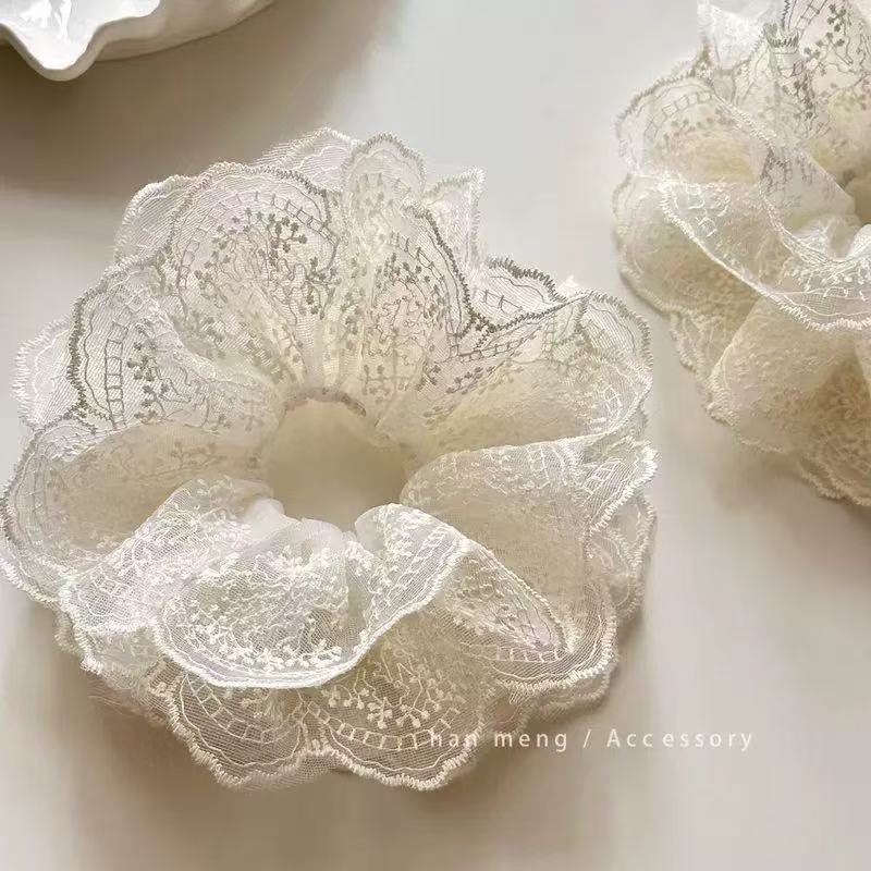 A new early spring style of Korean white lace hair tie headpiece, with a sweet French Korean girl style and a large intestine circle full figure