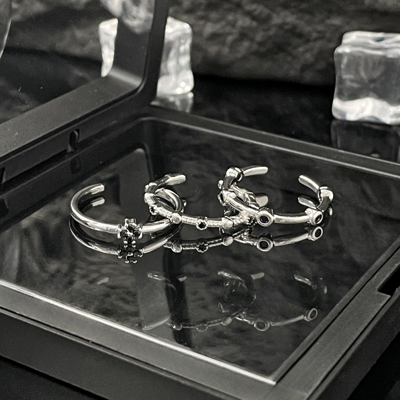 A niche design with a layered open ring, exuding a feminine charm. Simple and plain ring, dark personality, adjustable and fashionable index finger ring Specification drawing