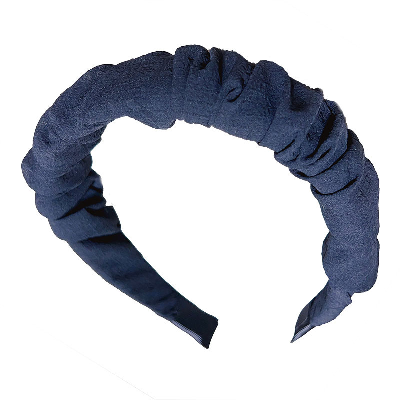 The high-end solid color wide-edge pleated hair band exudes a gentle and elegant charm. It can be used to increase height on the top of the head and is a versatile headband and hair clip accessory for going out Item Picture