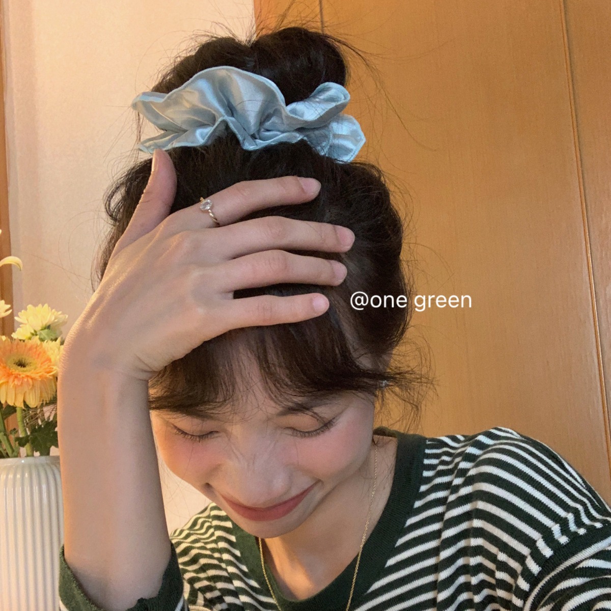 fever's double-layer silk hair band, an ins niche design with a high-end feel, is a Korean-style large intestine circle hair band accessory Application Scenario