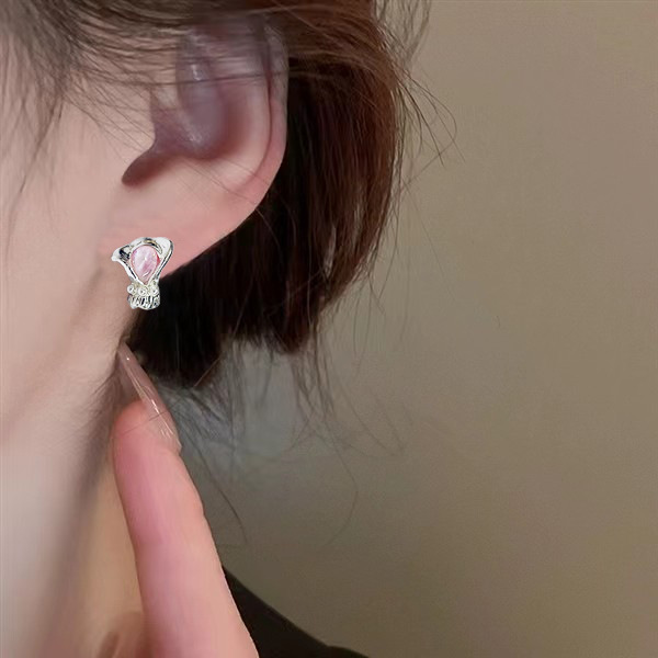 Sweet and niche Korean version, small and romantic pink cat's eye stone flower bouquet stud earrings, versatile and high-end design earrings for women on Instagram Specification drawing