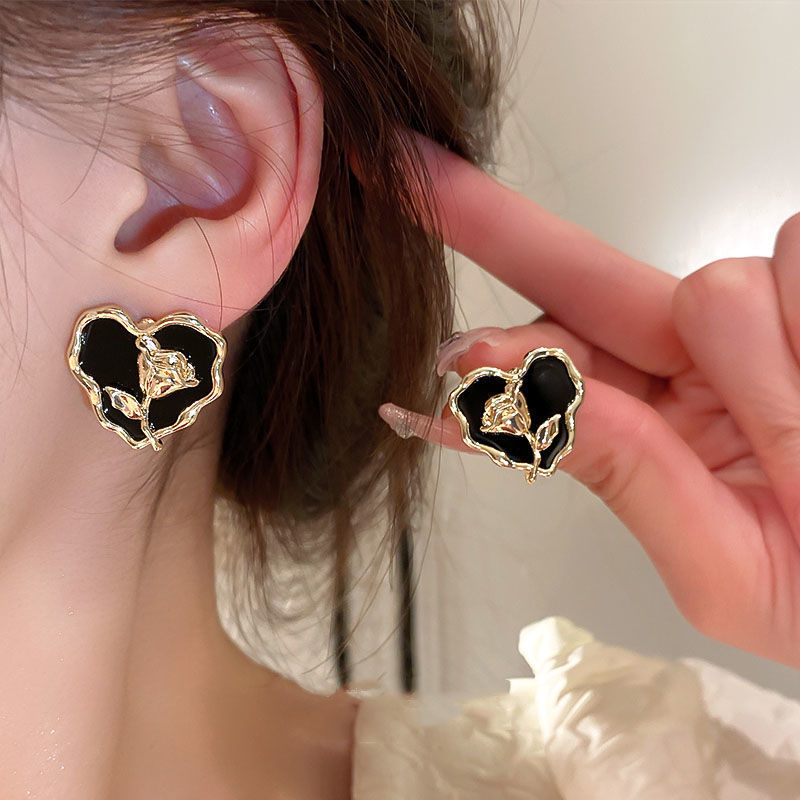 Tulip pleated heart-shaped stud earrings exude a sense of sophistication for women, with a cold and ins-style flower earrings. This is a niche retro accessory that is sweet and cool Specification drawing