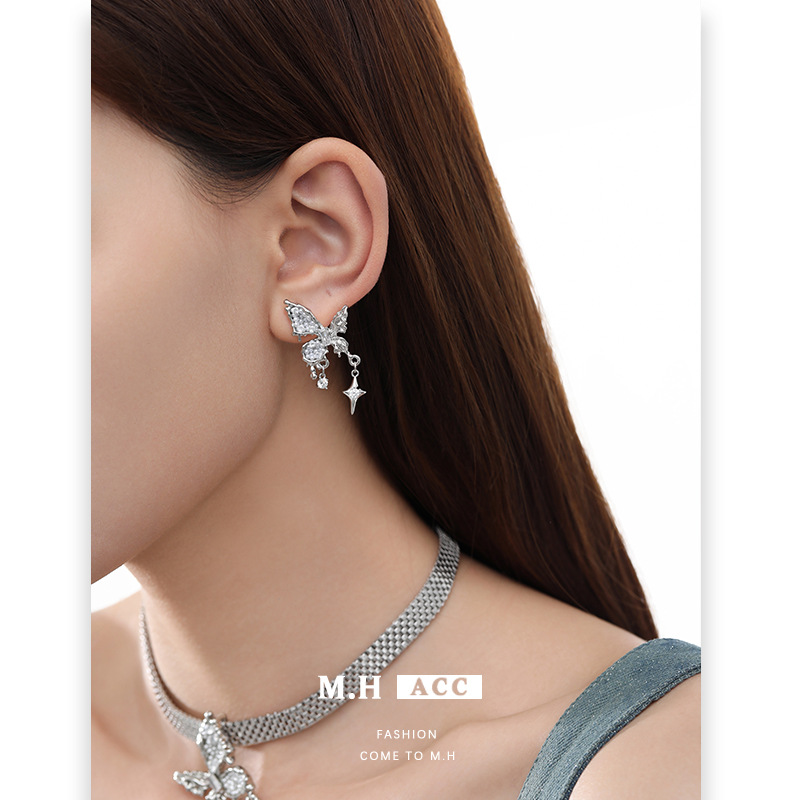 The ethereal and cool pearl butterfly necklace is a high-end summer women's original design collarbone chain fashion and trendy accessory details Picture