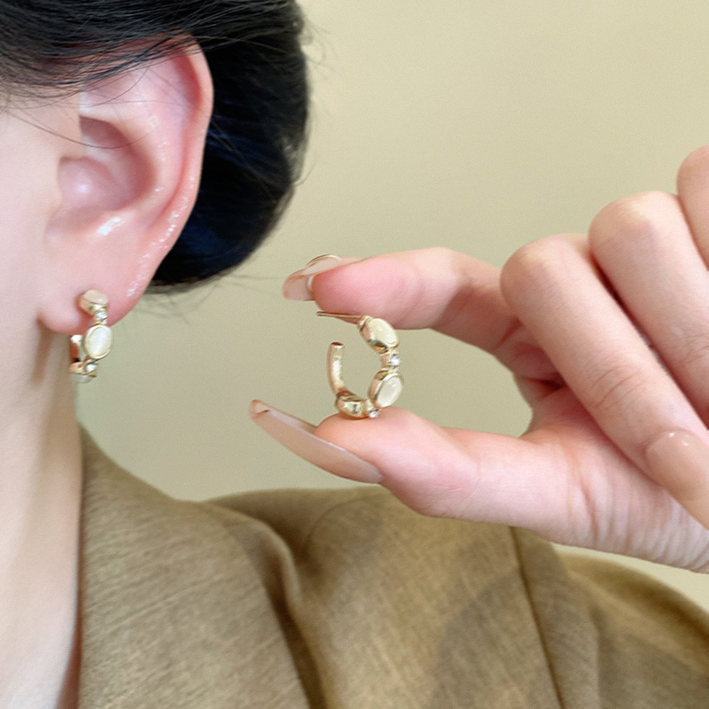 The stylish cat's eye stone ear studs from Dongdaemun, South Korea, are a high-end design for women. The C-shaped earrings are fashionable and popular, as well as personalized earrings details Picture
