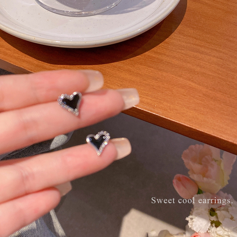 S925 Silver needle exquisite and small black heart-shaped stud earrings for women, a new trendy and high-end style, versatile and popular earrings in 2023 full figure